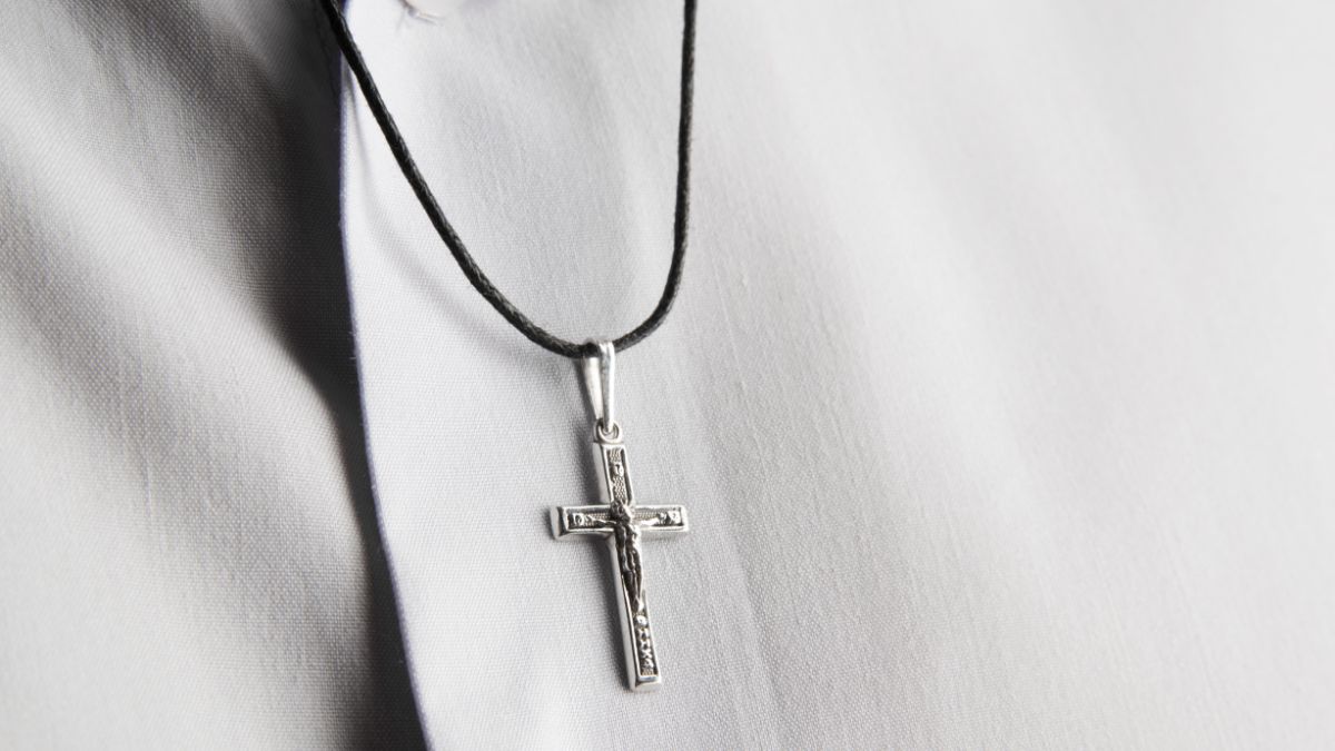 Should Christians wear crosses? 15 Should Christians wear crosses?