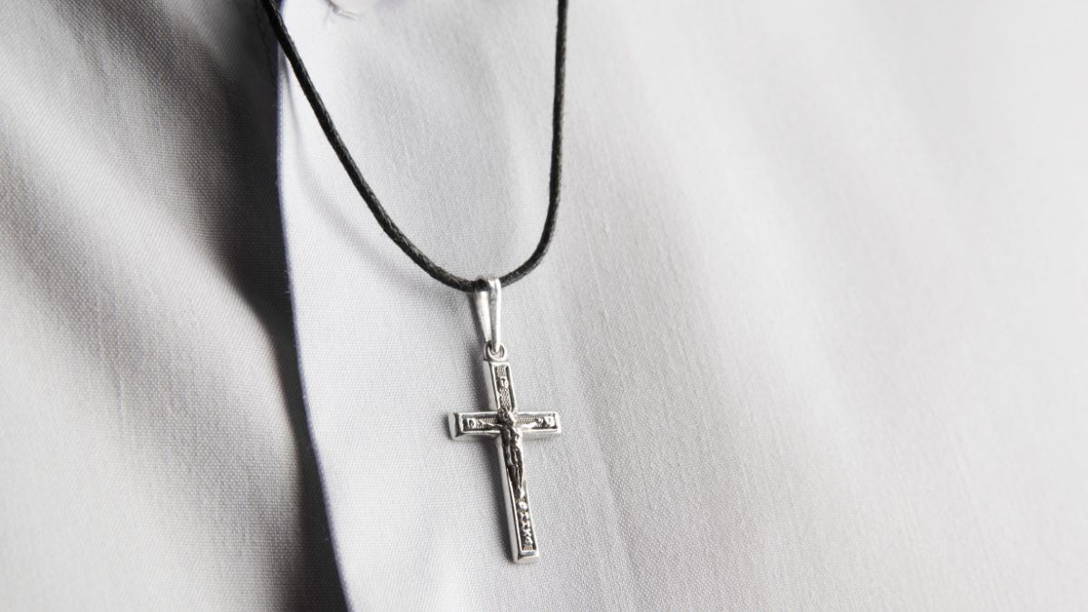 Should Christians wear crosses?